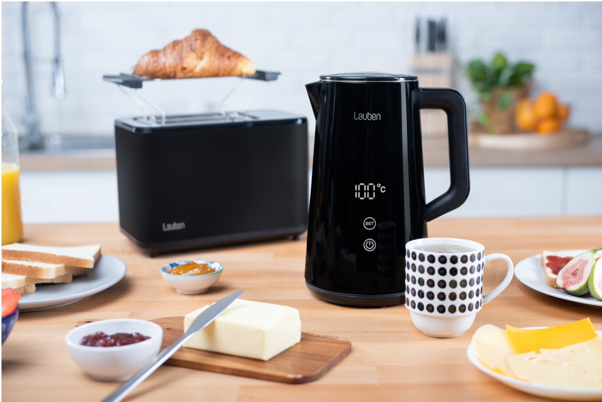 https://www.lauben.com/img/products/electric_kettle_1800bc/distribution/lifestyle_02.jpg